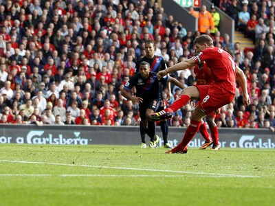 Steven Gerrard premieňa pokutový kop