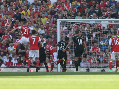 Calum Chambers (vľavo) dáva gól Arsenalu