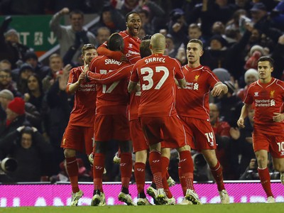 Radosť hráčov Liverpoolu po vyrovnávajúcom góle Sterlinga