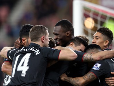 Hráči Liverpoolu oslavujú gól Christiana Bentekeho