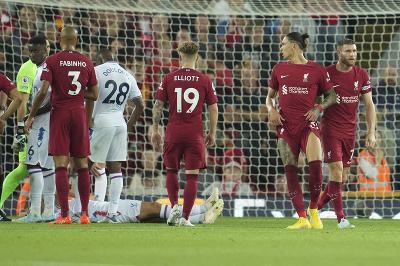 Na snímke drčuhý sprava uruguayský  útočník Liverpoolu Darwin Núñez po tom, ako dostal červenú kartu za nešportové správanie po konflikte s Joachimom Andersenom v zápase 2. kola Premier League