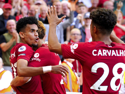 Hráči Liverpoolu oslavujú gól, vľavo je Luis Díaz