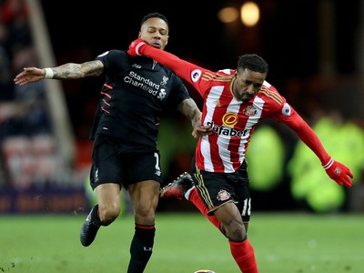 Nathaniel Clyne a Jermain Defoe v súboji Sunderlandu s Liverpoolom