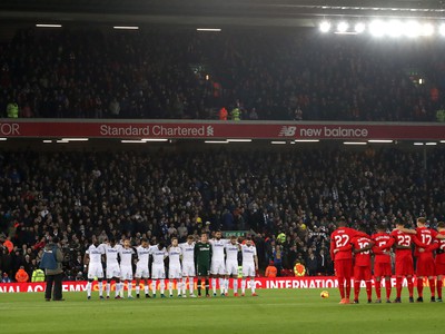 Hráči Liverpoolu a Leeds United si uctili minútou ticha obete pádu lietadla v Kolumbii