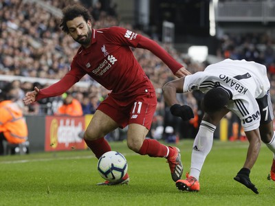 Mohamed Salah v súboji o loptu 