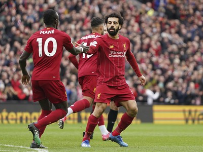 Hráč Liverpoolu Mohamed Salah (vpravo) oslavuje gól, vľavo je jeho spoluhráč Sadio Mane počas zápasu anglickej futbalovej Premier League Liverpool - Bournemouth 