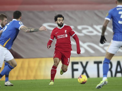 Hráč Liverpoolu Mohamed Salah s loptou