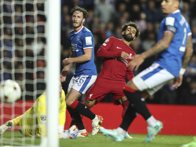 Na snímke druhý sprava hráč Liverpoolu Mohamed Salah strieľa gól 