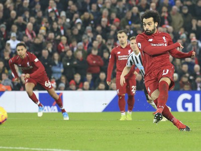 Mohamed Salah premieňa pokutový kop Liverpoolu