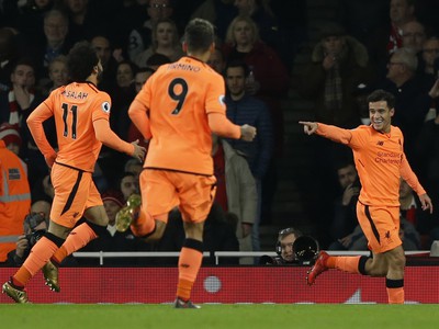 Philippe Coutinho (vpravo) oslavuje so spoluhráčmi vedúci gól Liverpoolu