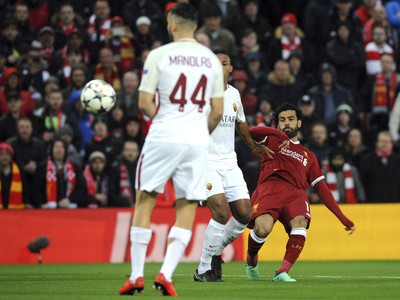 Mohamed Salah v súboji o loptu