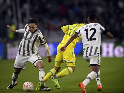 Hráč Juventusu Federico Chiesa (vľavo) bojuje o loptu s Fabienom Centonzeom (uprostred) z Nantes
