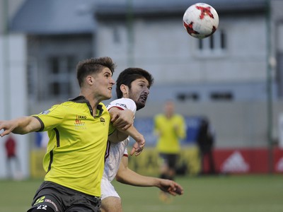 Giorgi Beridze z AS Trenčín a Matúš Kuník z FC Nitra v súboji