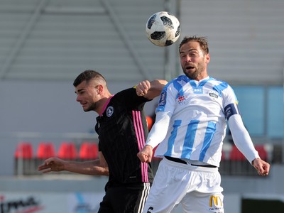 Antonio Mance z AS Trenčín a Tomáš Kóňa z FC Nitra v hlavičkovom súboji