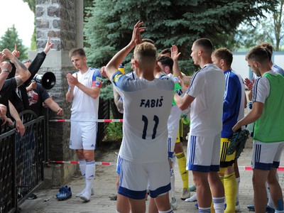 Fanúšikovia klubu FC Nitra (vľavo), ktorí sa na štadión nezmestili, počas privítania hráčov po skončení zápasu