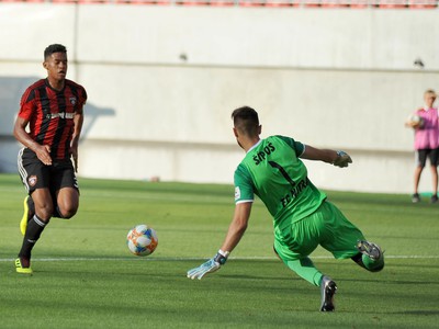 Zľava: Rafael Tavares z FC Spartak Trnava a Dávid Šípoš z FC Nitra