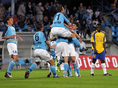 Radosť domácich hráčov po strelení gólu v 8. kole futbalovej Corgoň ligy medzi FC Nitra - FK DAC Dunajská Streda