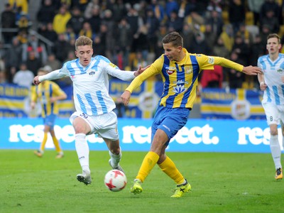 Ľubomír Šatka v drese DAC v súboji s hráčom z FC Nitra