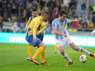 Jaroslav Machovec z FC Nitra (vpravo) v súboji o loptu