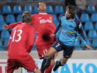 Ľuboš Kolár v hlavičkovom súboji s Dionatanom Teixeirom
