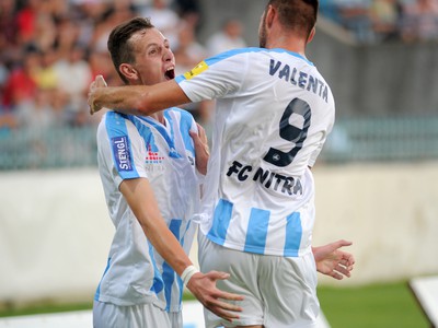 Filip Balaj (vľavo) a Róbert Valenta (vpravo) oslavujú gól Nitry