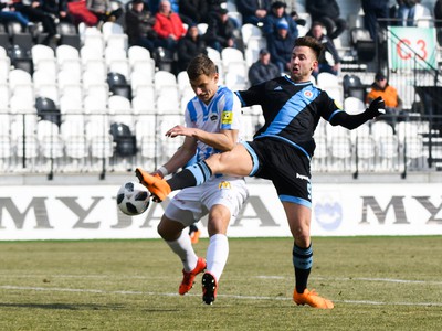 Richard Križan z FC Nitra a Andraž Šporar z ŠK Slovan Bratislava v súboji o loptu