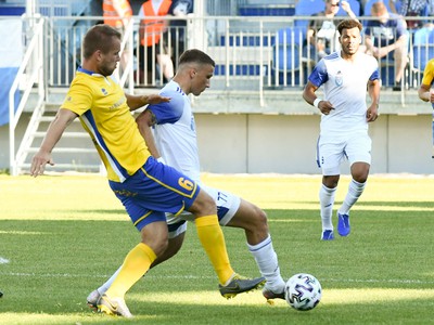 Na snímke zľava Patrik Jacko (Pohronie) a Milan Ristovski (Nitra) bojujú o loptu