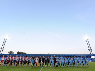 Zľava: Hráči ŠK Slávia Praha a FC Nitra pred vzájomným zápasom pri príležitosti otvorenia futbalového štadióna FC Nitra