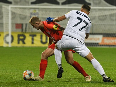 Zľava: Tomáš Hučko z ŠKF iClinic Sereď a Milan Ristovski z FC Nitra 
