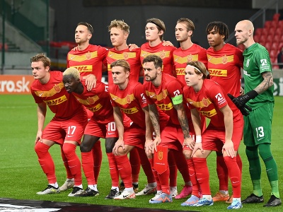 Základná jedenástka hráčov dánskeho klubu FC Nordsjaelland pózuje pred výkopom zápasu