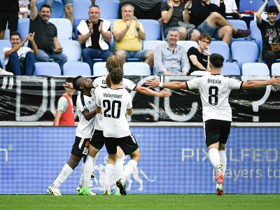 Na snímke radosť hráčov Petržalky po strelení druhého gólu