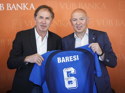 Talianska futbalová legenda Franco Baresi a zástupca generálneho riaditeľa VÚB banky Roberto Vercelli počas tlačovej konferencie
