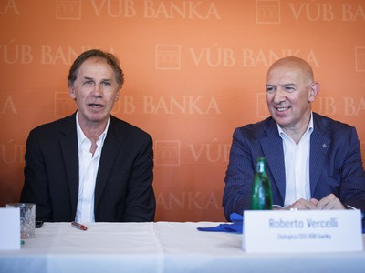 Talianska futbalová legenda Franco Baresi a zástupca generálneho riaditeľa VÚB banky Roberto Vercelli počas tlačovej konferencie