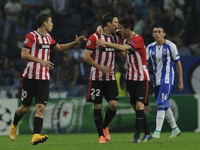 Guillermo Fernandez (22) so spoluhráćmi oslavuje gól do siete Porta