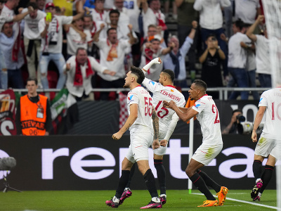 Sevilla oslavuje gól do siete AS Rím