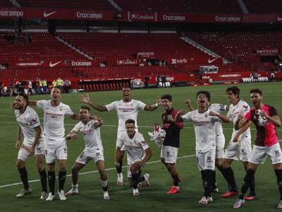 Radosť hráčov FC Sevilla po výhre