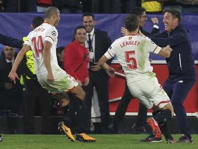 Hráči Sevilly po vyrovnávajúcom góle objali kouča Berizza