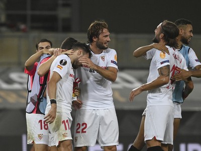 Hráči Seville oslavujú gól