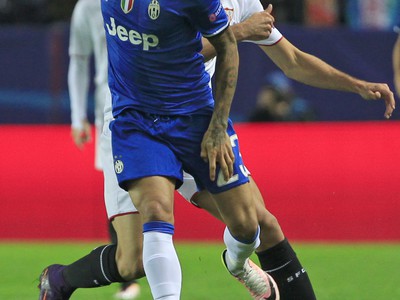 Franco Vazquez a vľavo hráč Juventusu  Dani Alves v súboji