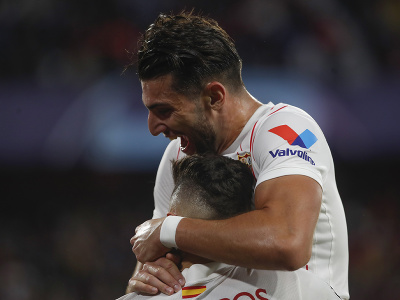 Rafa Mir a Lucas Ocampos oslavujú gól FC Sevilla