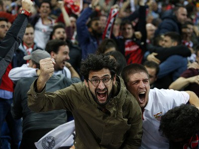 Radosť fanúšikov z gólu FC Sevilla
