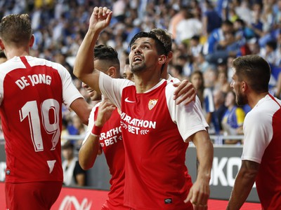 Futbalisti FC Sevilla sa radujú z gólu