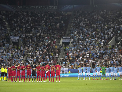 Futbalisti Manchestru City (vpravo), úradujúci víťazi Ligy majstrov a šampióni Európskej ligy z FC Sevilla stoja počas minúty ticha na pamiatku zosnulého fanúšika AEK Atény pred zápasom o Superpohár UEFA Manchester City - FC Sevilla v gréckom Pireu