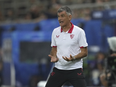 Tréner FC Sevilla Jose Luis Mendilibar gestikuluje