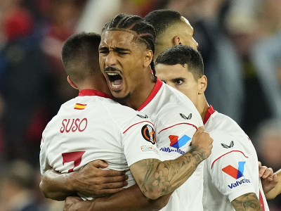 Hráč Suso (vľavo) z tímu FC Sevilla sa teší z gólu