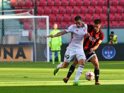 Sprava: Andrej Kadlec z FC Spartak Trnava a Milan Kvocera z AS Trenčín
