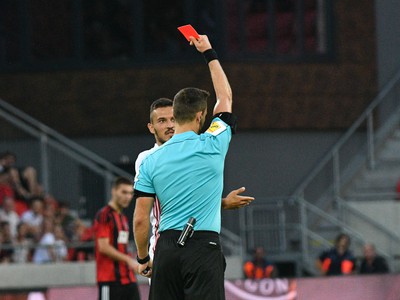 Martin Šulek z AS Trenčín inkasuje červenú kartu 
