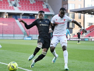 Na snímke vľavo hráč Trnavy Abdulrahman Taiwo a hráč Trenčína Adewale Oladoye