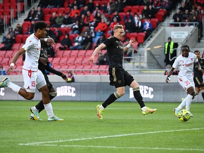 Na snímke uprostred kapitán Trnavy Roman Procházka strieľa gól na 1:0 a vľavo hráč Trenčína Kelvin Pires