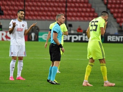 Ali Ghorbani z FC Spartak Trnava, rozhodca Jakob Kehlet a Dino Perič z Dinamo Záhreb 